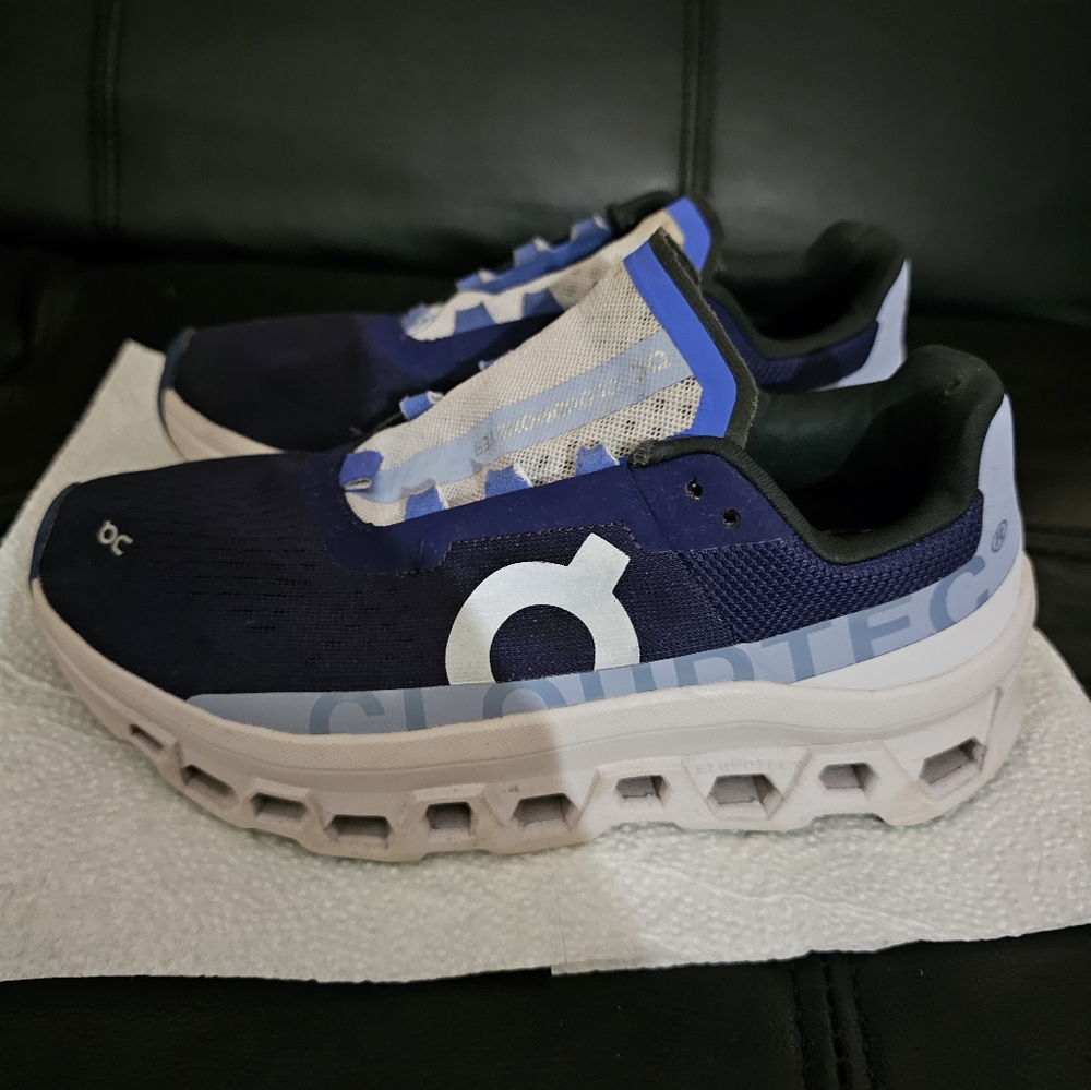 On sneakers - Picture 4 of 9